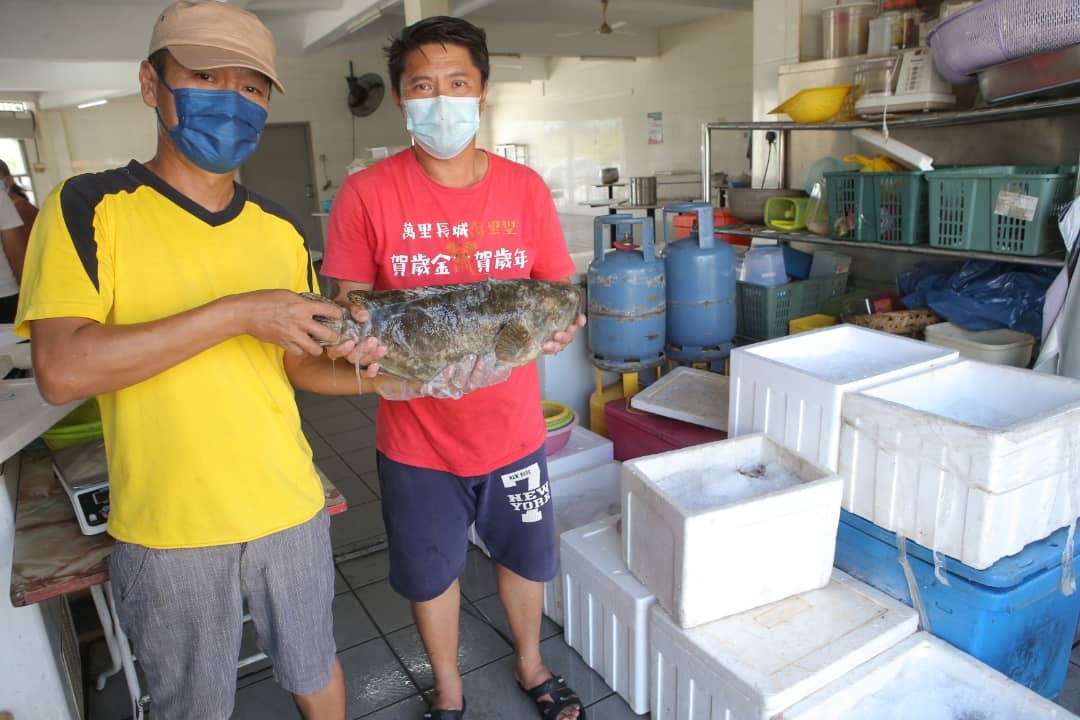 霹：★9月1日见报／封底主文／疫流而上| 卖肉扒饭直播卖海鲜 林少平疲惫仍咬紧牙关