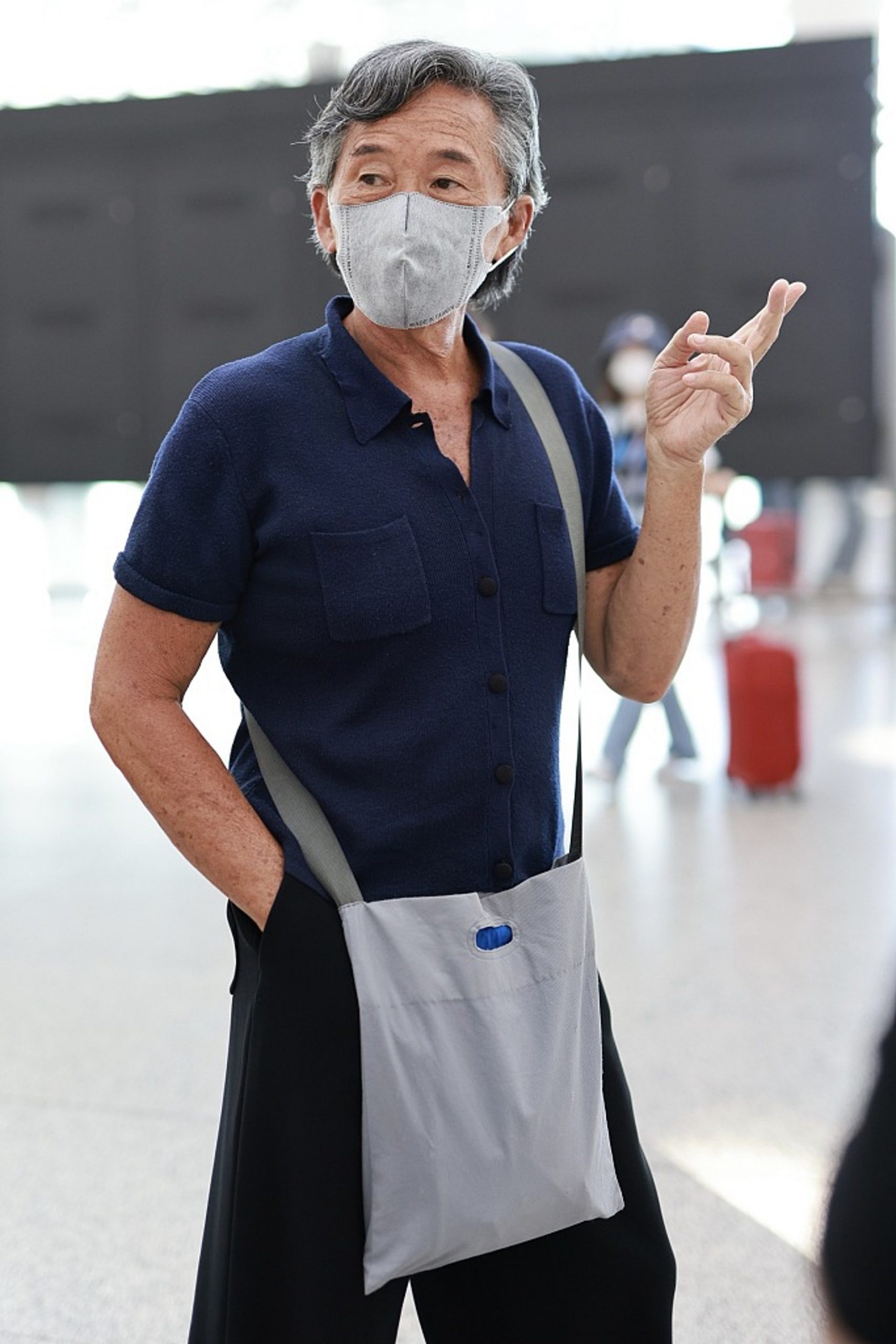  73岁林子祥斜背布袋现身机场‧打扮获赞接地气