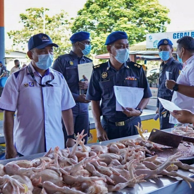 东：丹贸消局展开监督鸡肉价格行动，33名贩商同意将鸡肉的价格下调至每公斤9令吉或以下，降幅介于10至50仙。