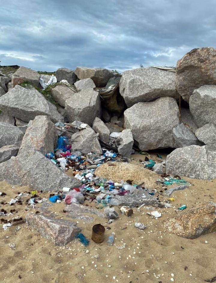 东：海滩重新开放，不但吸引人潮，也带来许多垃圾，环保  团体“Geng Plastik Ija”周末在22个地点共清理了超过1公吨的垃圾。