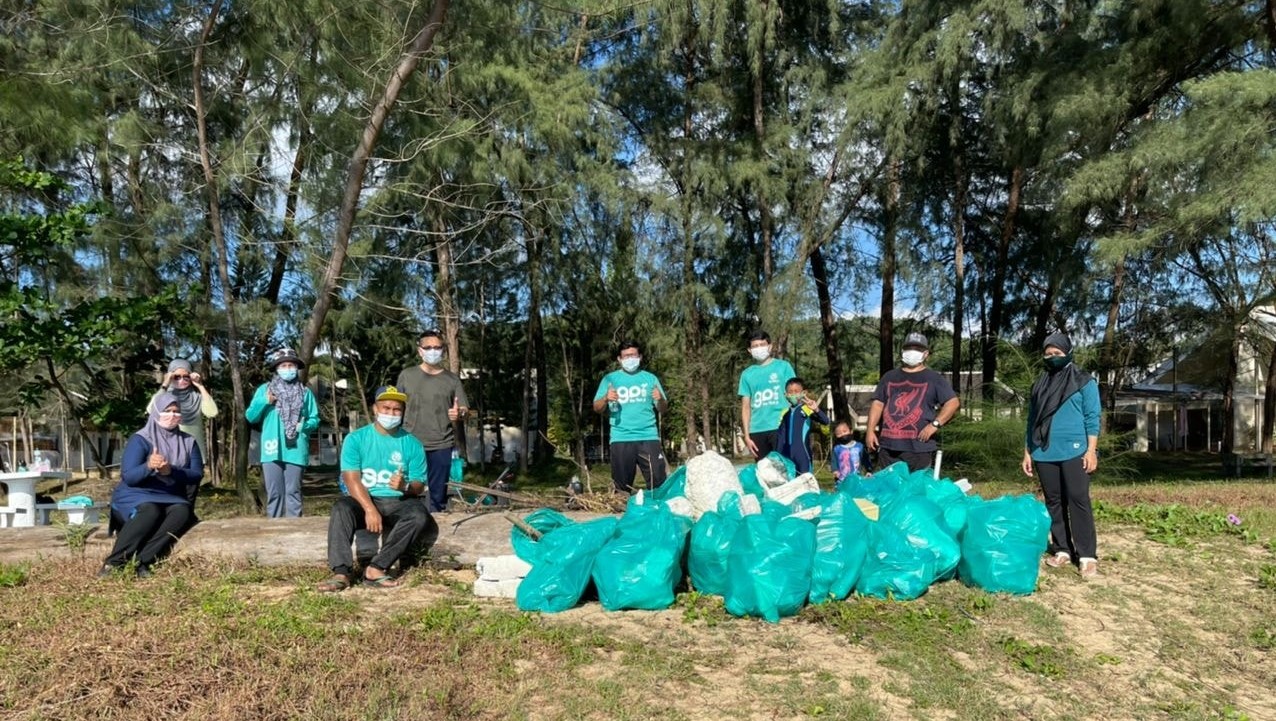 东：海滩重新开放，不但吸引人潮，也带来许多垃圾，环保  团体“Geng Plastik Ija”周末在22个地点共清理了超过1公吨的垃圾。
