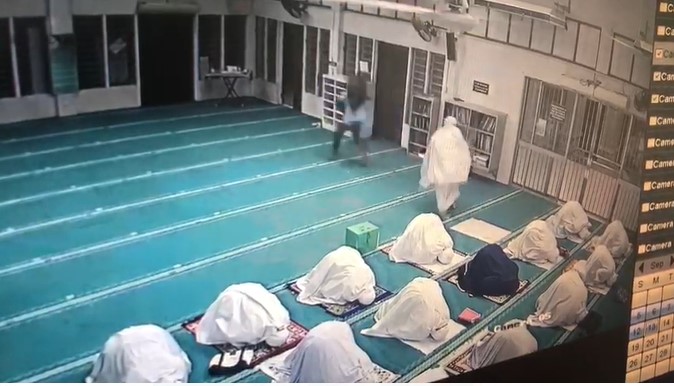 东：男子潜入清真寺干案，趁女穆斯林全神贯注进行集体清晨祈祷时偷走2个手提袋，令受害者共损失约1000令吉。