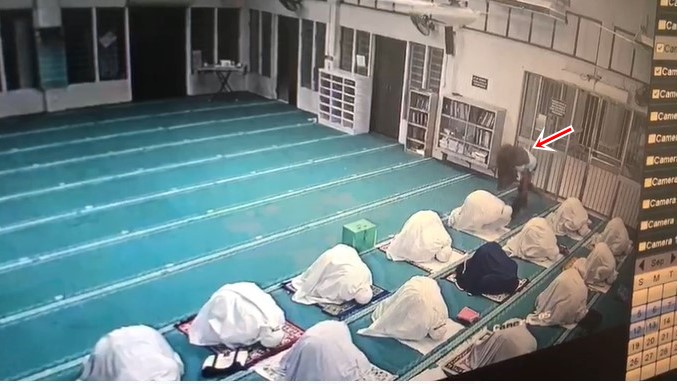 东：男子潜入清真寺干案，趁女穆斯林全神贯注进行集体清晨祈祷时偷走2个手提袋，令受害者共损失约1000令吉。