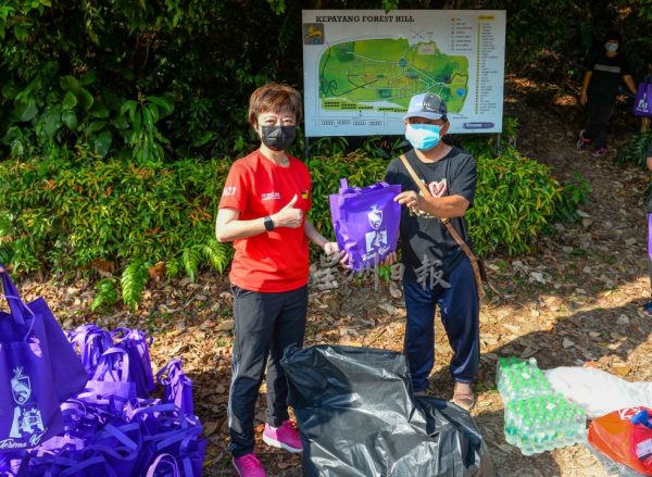 供FB／印度山登山客多，垃圾也多，義工兩小時撿獲150公斤垃圾