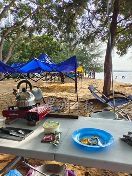 供fb：“不光顾就去别的海滩”！非法遮阳棚出租业者向自带帐篷游客下逐客令