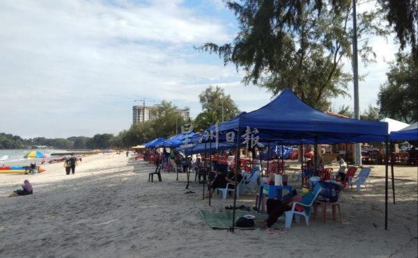 供fb：“不光顾就去别的海滩”！非法遮阳棚出租业者向自带帐篷游客下逐客令