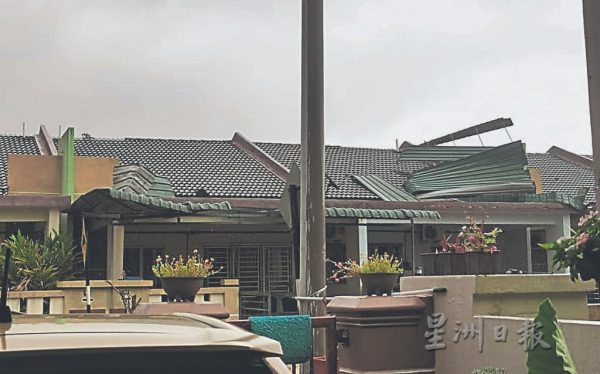 供fb：水龙卷来袭！朱湖区至少10民宅屋顶被卷走