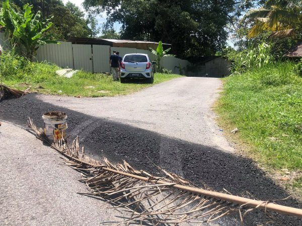 供fb：沉香登拔路木屋区路面破损要求修补，却遭“不是花园”为由拒绝提升