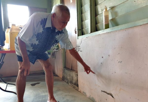 供fb：豪雨加上大涨潮即临，丹A新村近50户灾黎惨遭海水雨水夹攻