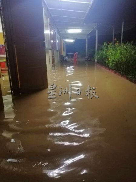 供fb：豪雨加上大涨潮即临，丹A新村近50户灾黎惨遭海水雨水夹攻