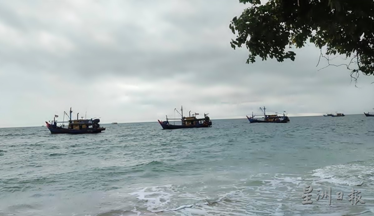 出海捕鱼浪汹涌 渔民靠九屿岛避风浪