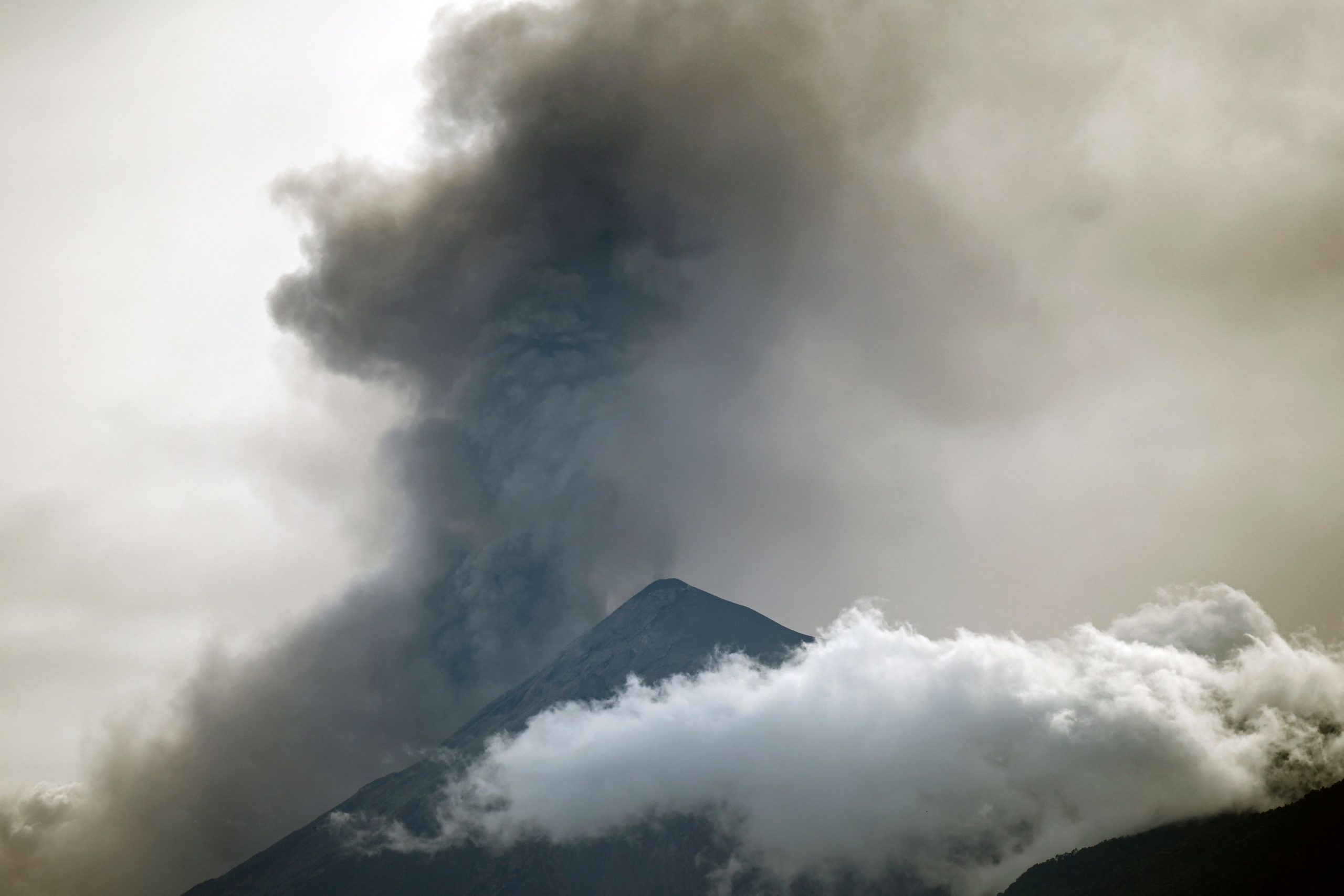 危地马拉／火峰火山喷发 当局密切监控中 