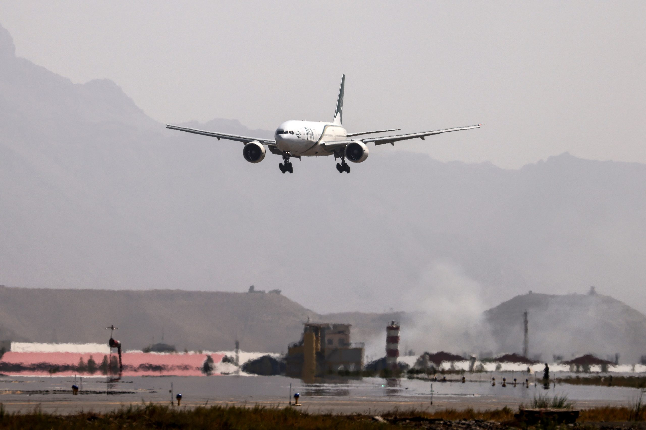 塔利班掌权以来　首次有国际商业航班降落机场