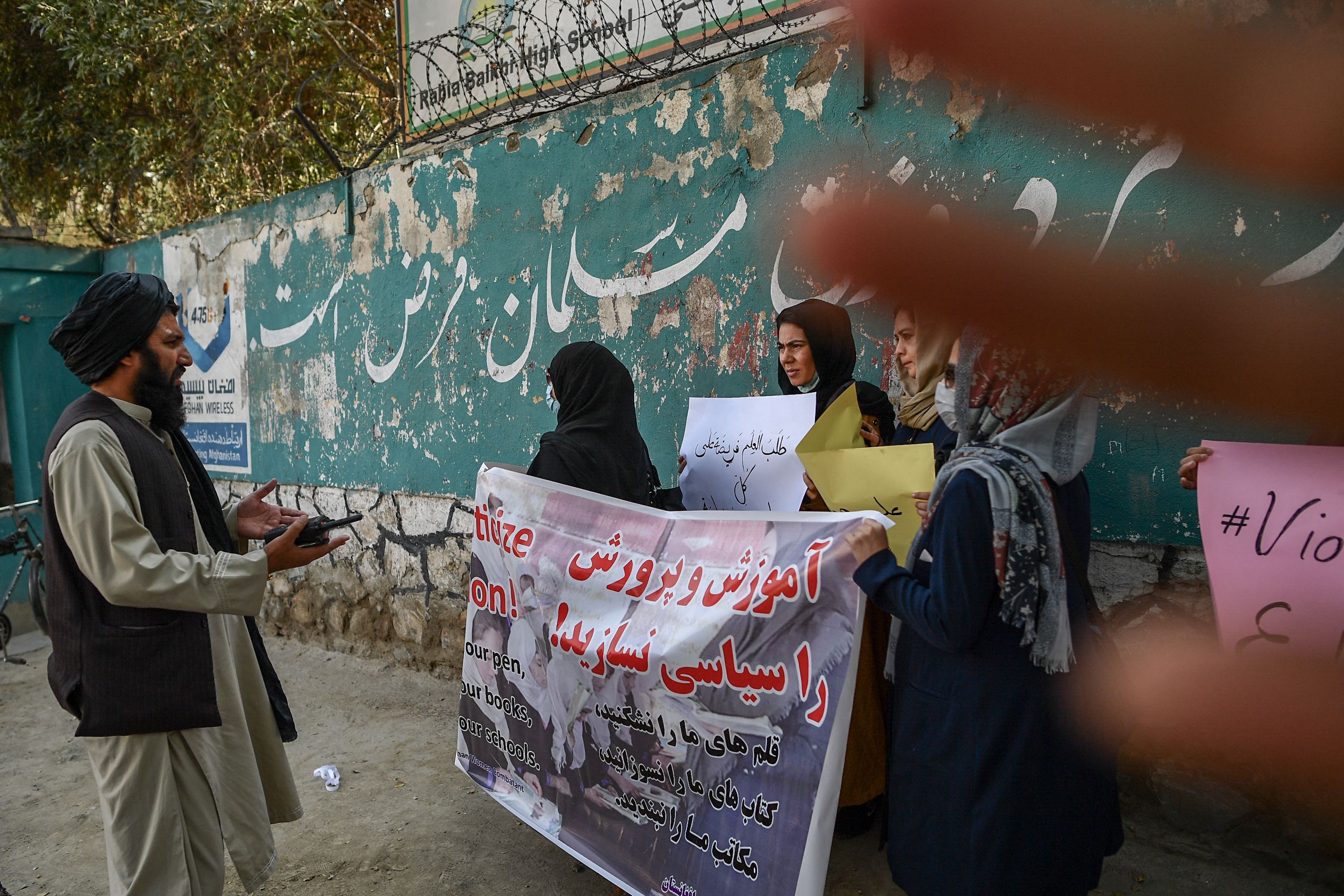 塔利班暴力镇压妇女权利示威活动