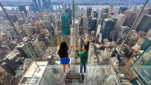 外挂“透明电梯”美景收眼底　纽约427公尺玻璃观景台下月开幕