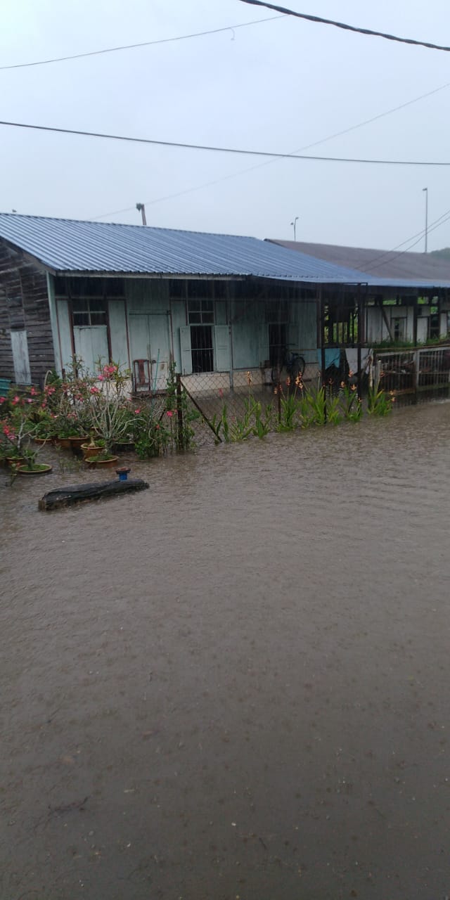 大都会/今午的一场大雨，导致呀吃14英里新村又淹水，这是该村于本月两度面对严重的水灾