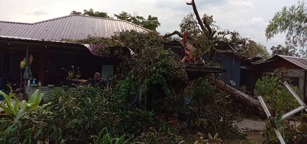 大都会/士毛月新村巴刹和毗邻花园住宅区及甘榜，至少30间屋子的屋顶被大风吹走
