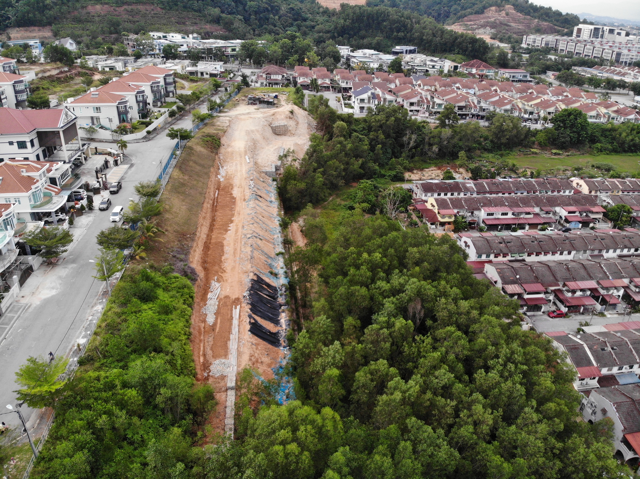 大霹雳时事焦点／山坡施工建屋道路现裂缝 发展商：正常现象无需担心