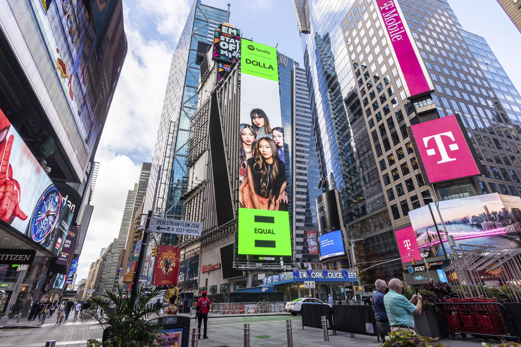 大马歌手接力为女性平权发声.女团Dolla登纽约时代广场巨幕	