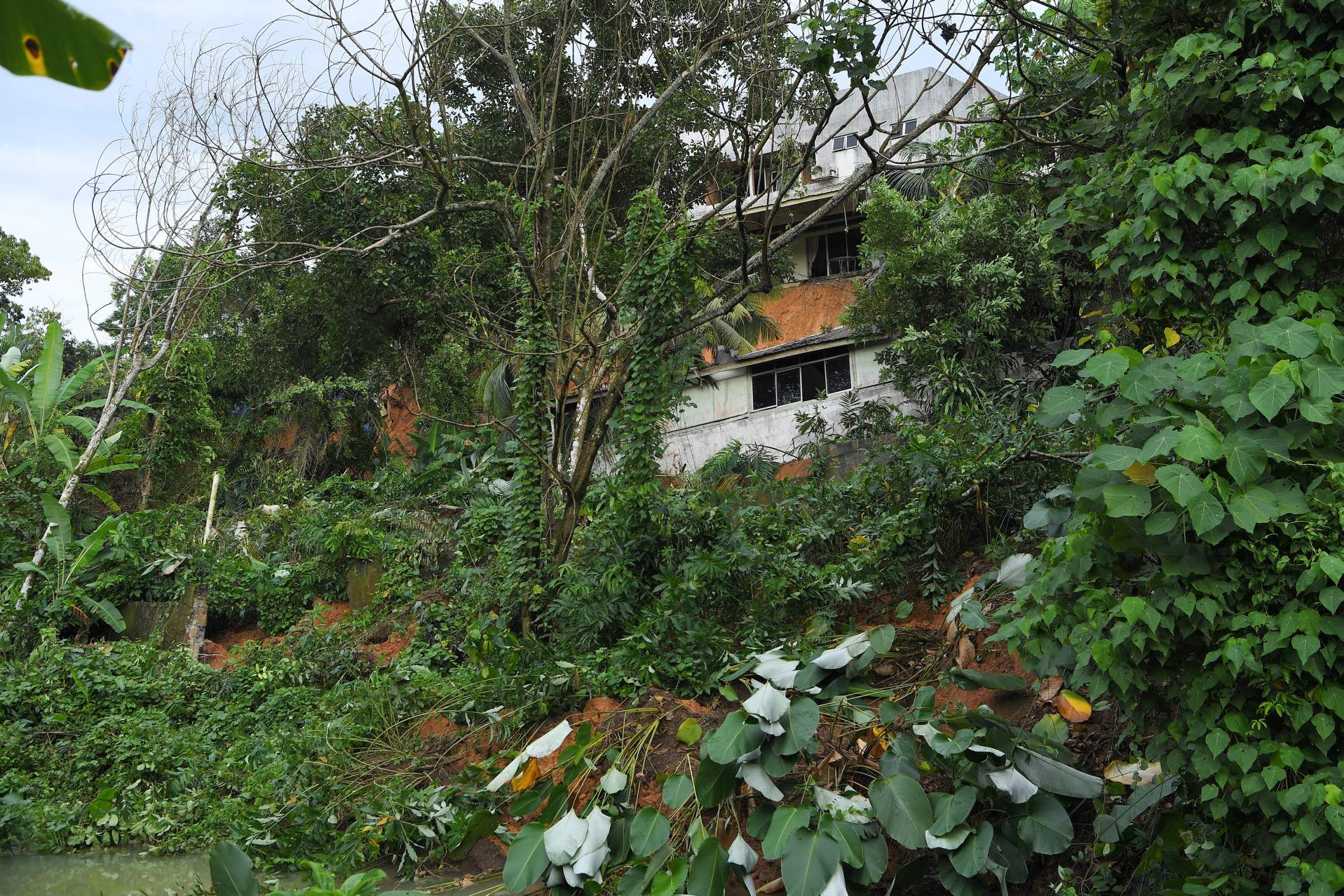 安邦克门沙高原土崩|滑坡面积2万7950平方尺·27间房屋受影响