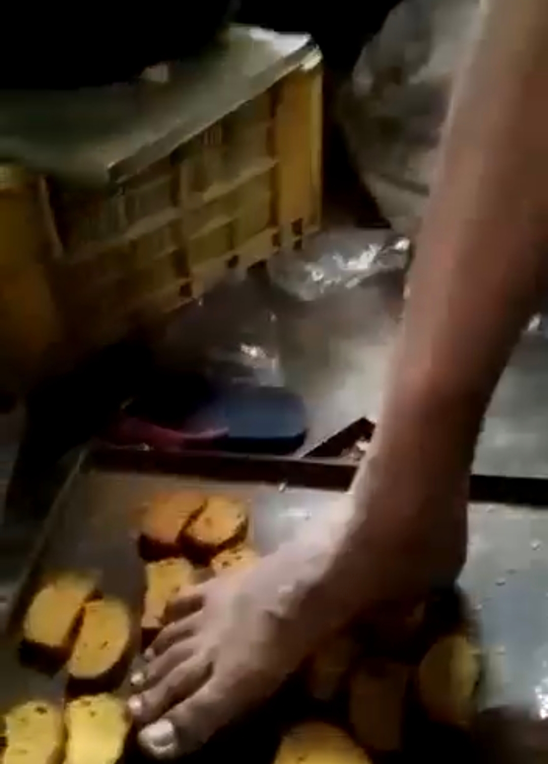已签发∕（全国求真）员工踩舔面包恶心事件发生在印度