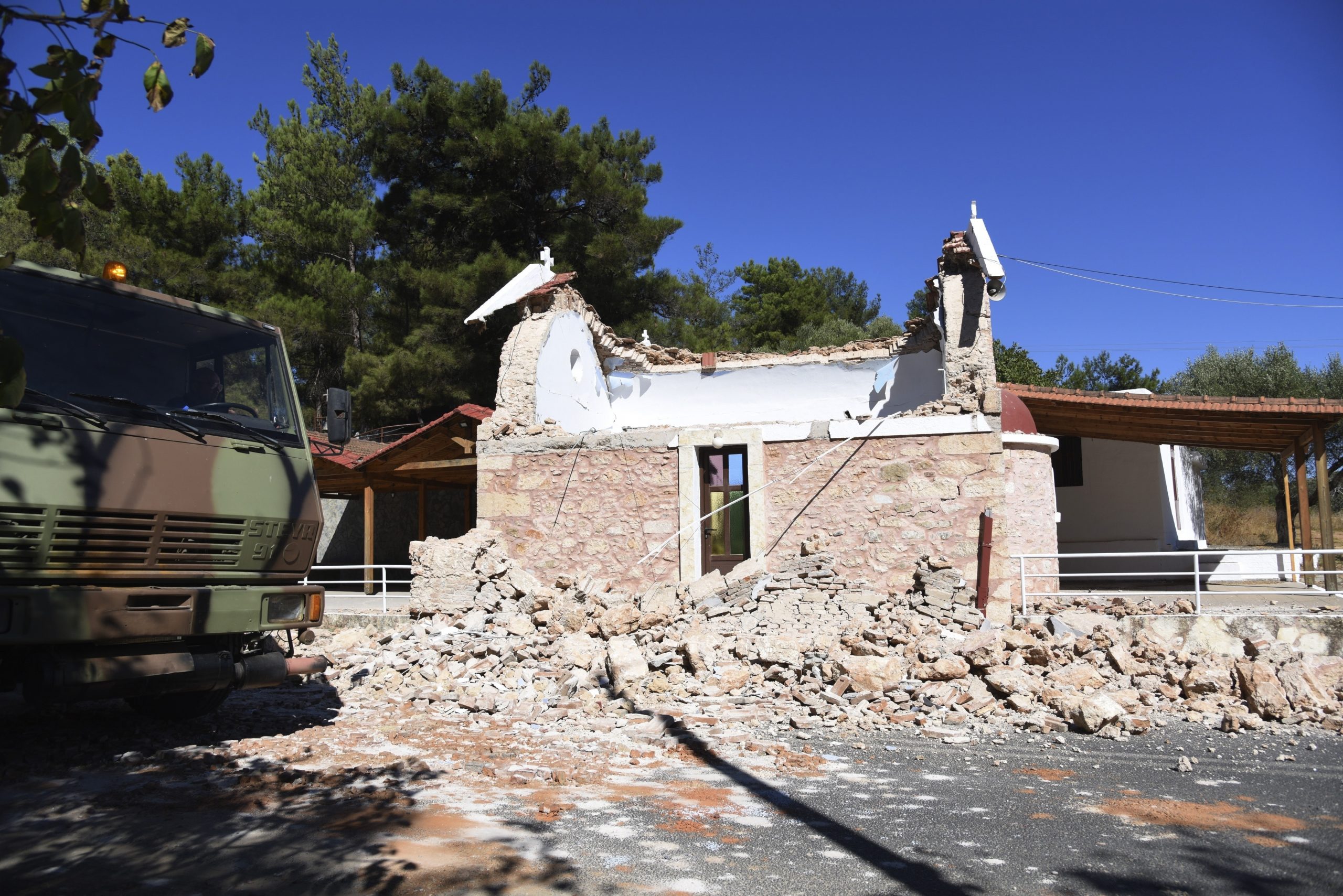 希腊地震：一些建筑受损至少两人受困 