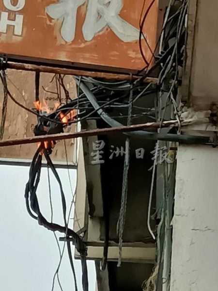 广生路商店电线着火，牵出老店电线残旧问题