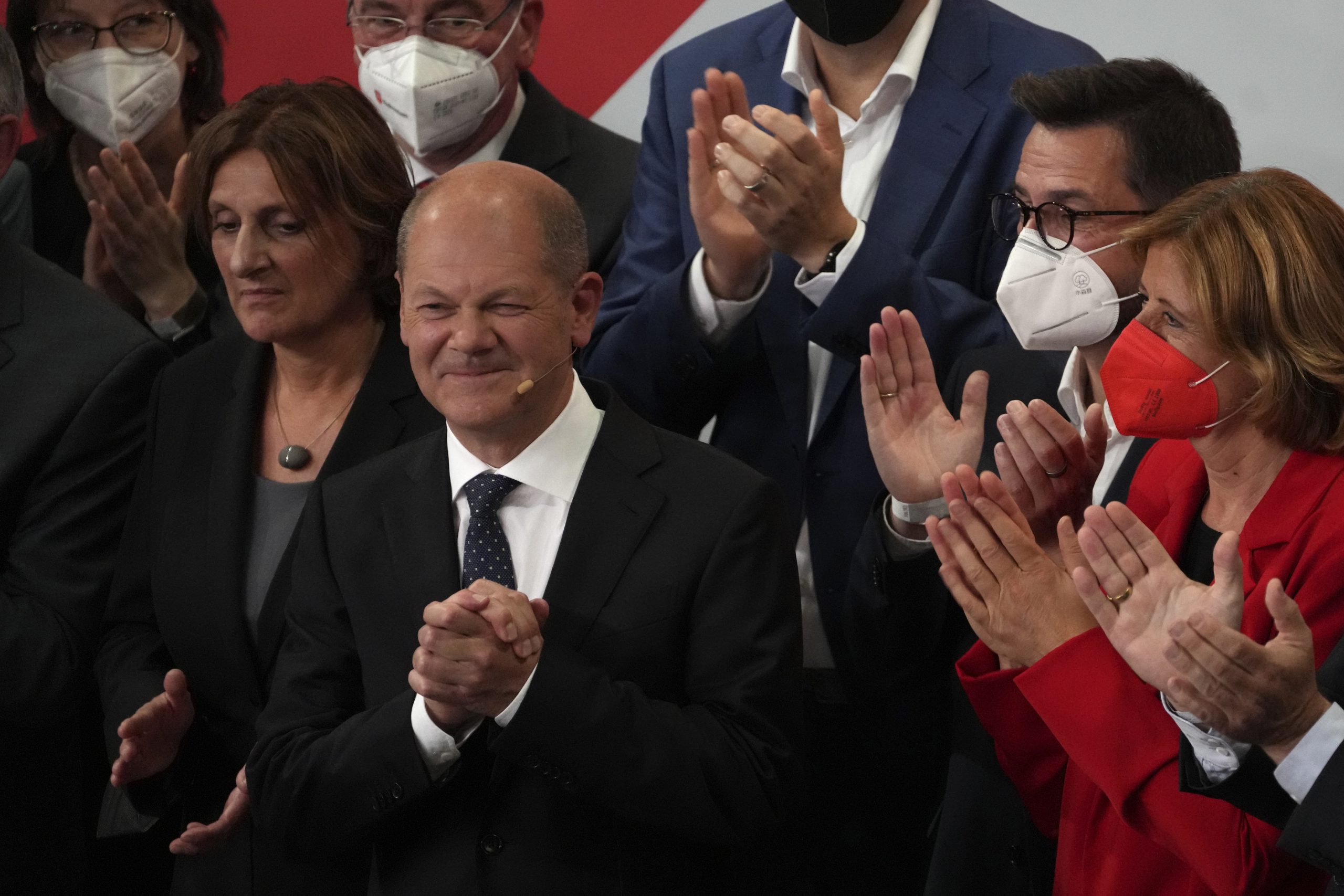 德国大选社民党微幅领先 肖尔茨和拉舍特争当总理