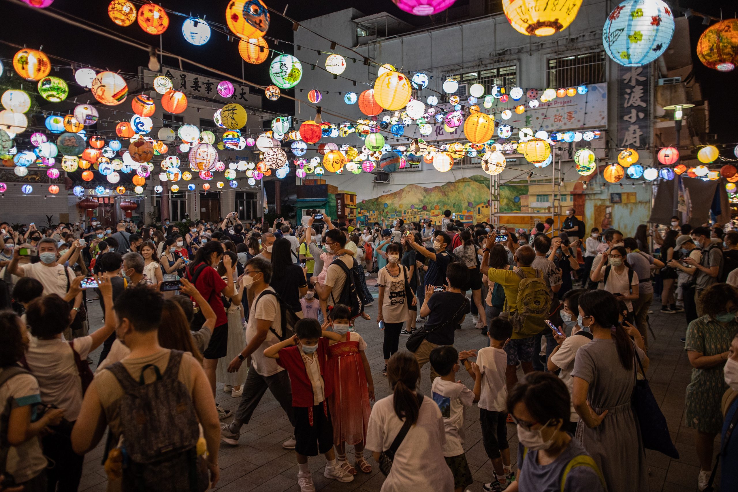 拚图三图）香港疫情稳定 恢复举办中秋灯会