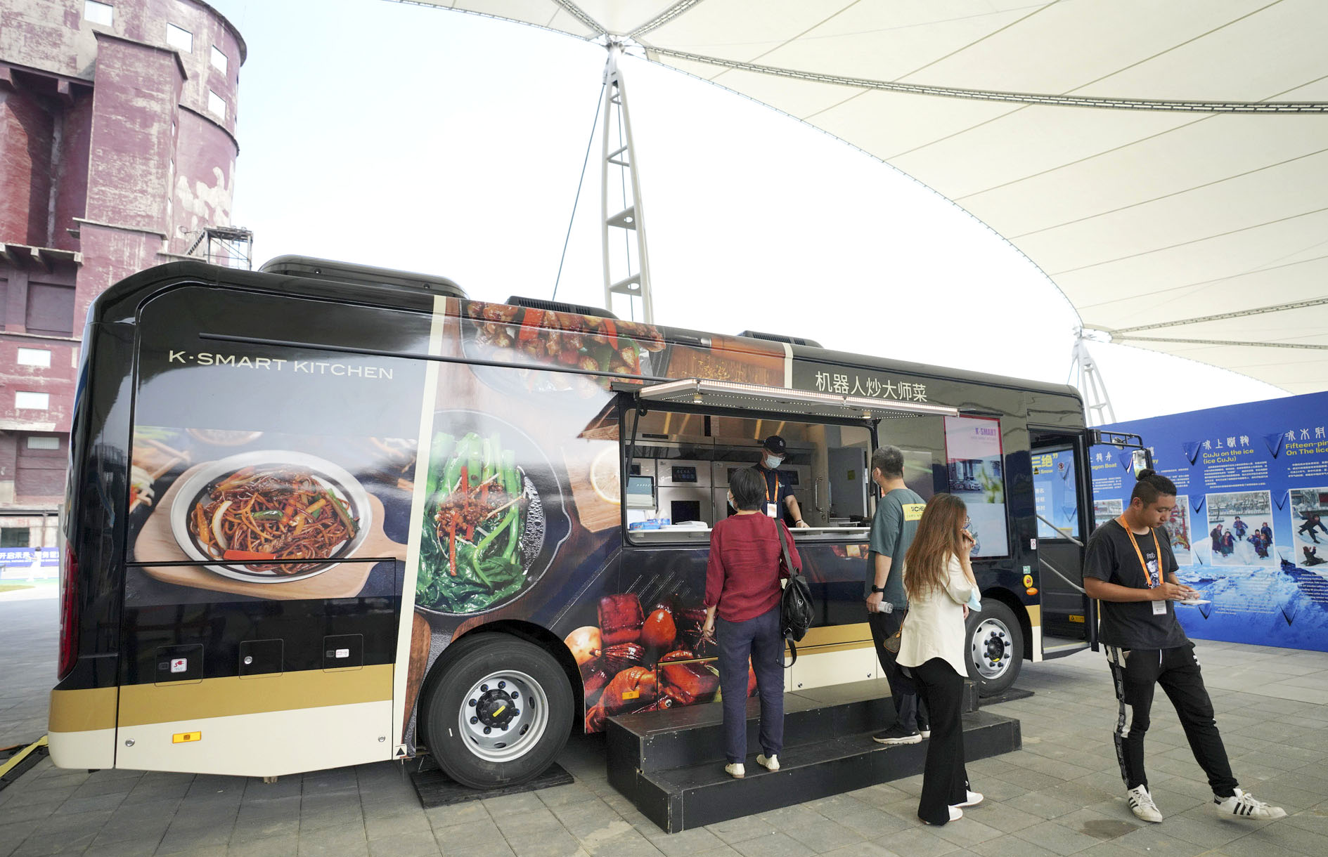   拚图四图） 服贸会上的“黑科技”：智能移动餐车