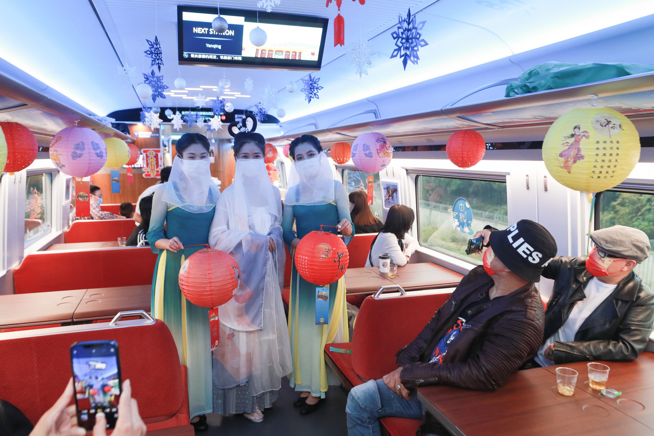 拼盘 2图／京张高铁乘务员扮作“嫦娥”向旅客送出中秋祝福