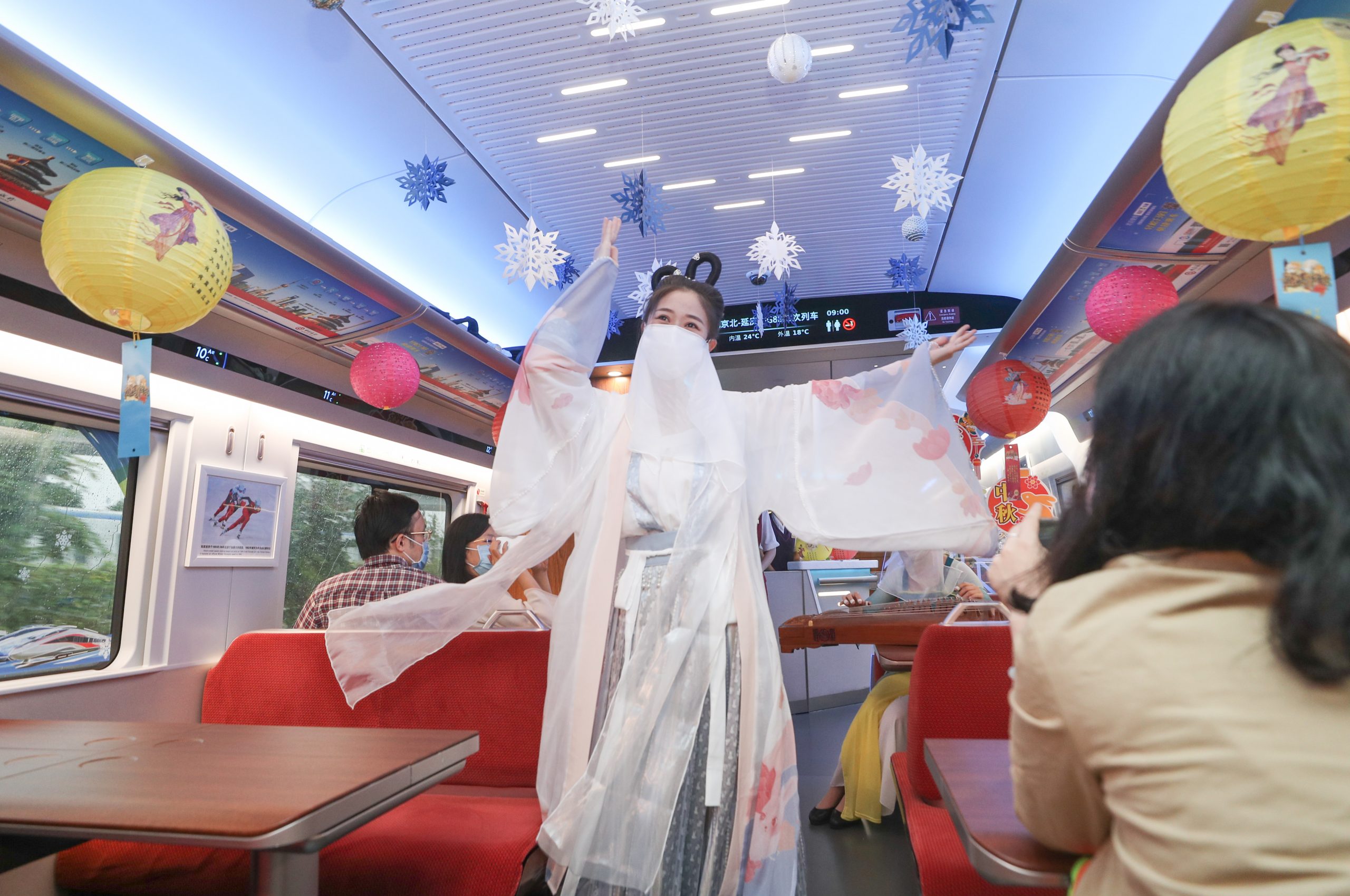 拼盘 2图／京张高铁乘务员扮作“嫦娥”向旅客送出中秋祝福