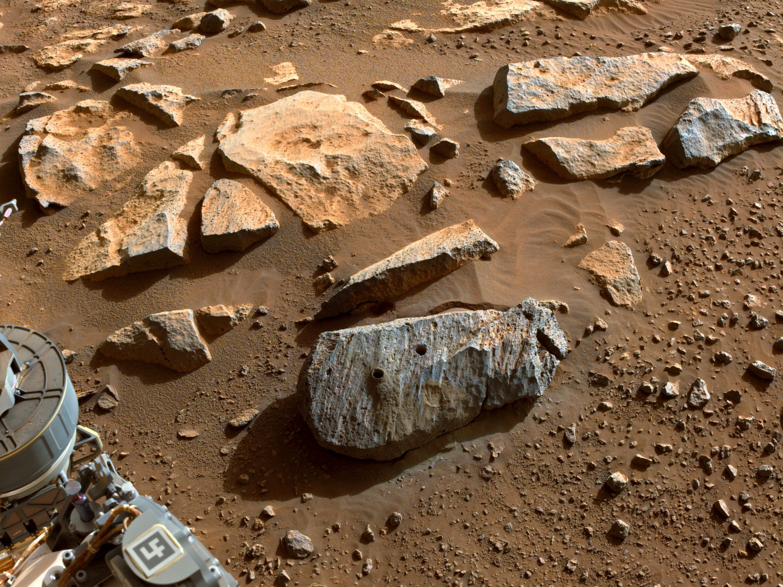 拼盘／美国“毅力”号成功取到第一块火星岩芯