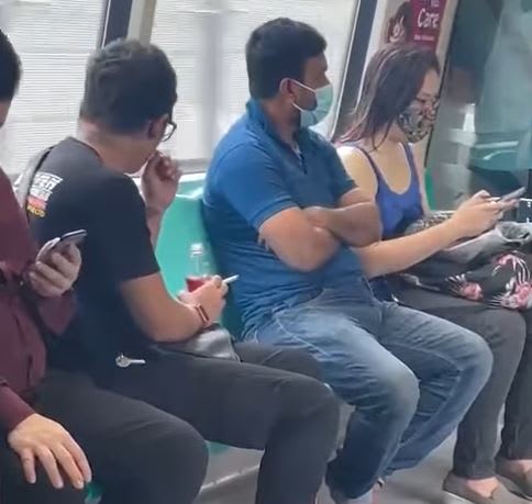 新加坡∕男性乘客在地铁车厢内不仅没戴口罩