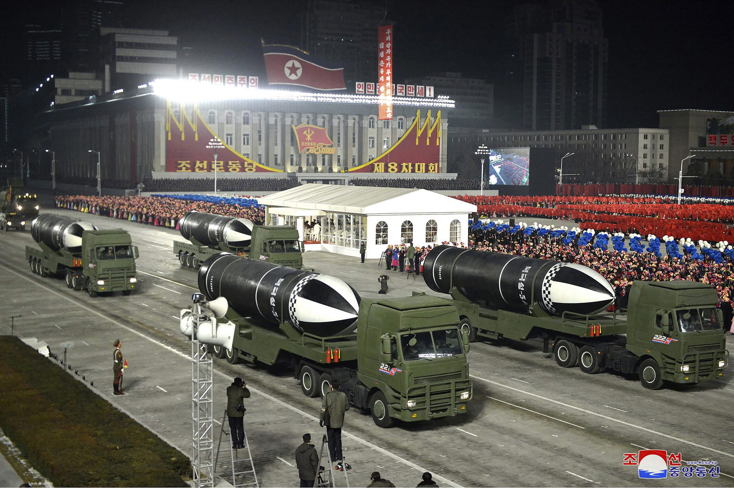    朝鲜9月9阅兵仪式展示新导弹