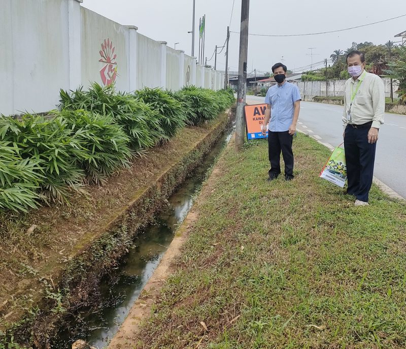 柔：封底头条：【民生特工队】：通往古来新港新村唯一道路一雨成灾，村民苦不堪言