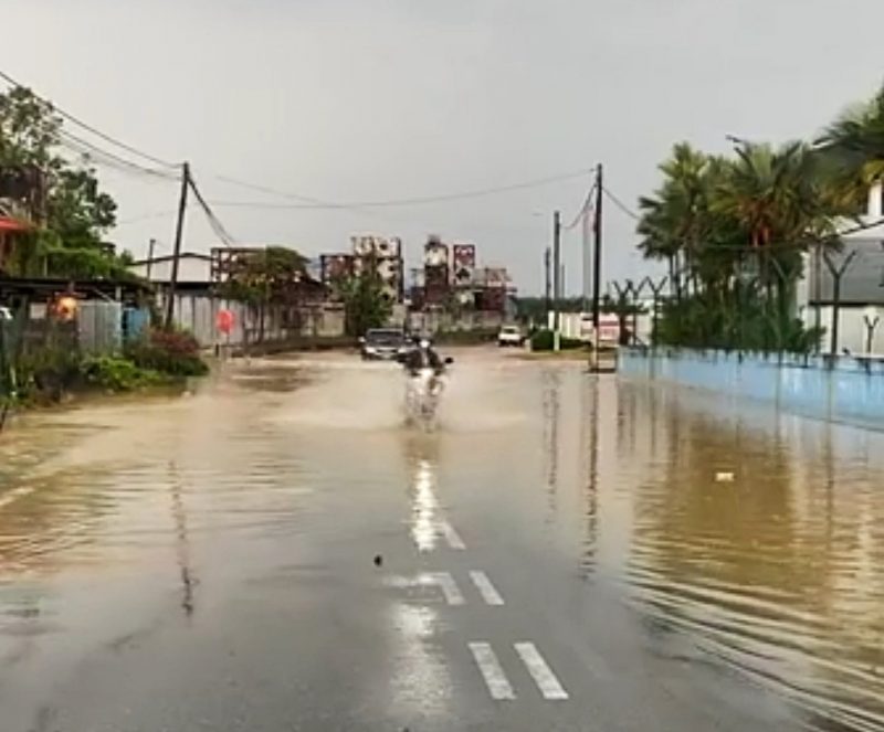柔：封底头条：【民生特工队】：通往古来新港新村唯一道路一雨成灾，村民苦不堪言