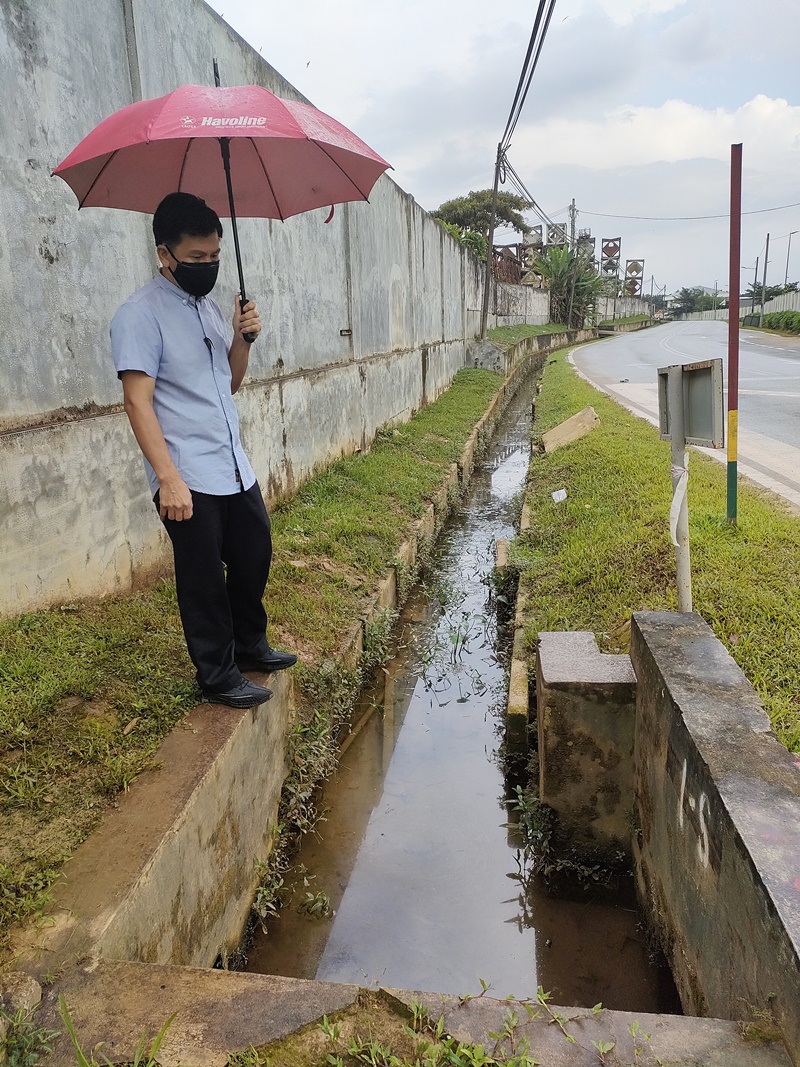 柔：封底头条：【民生特工队】：通往古来新港新村唯一道路一雨成灾，村民苦不堪言