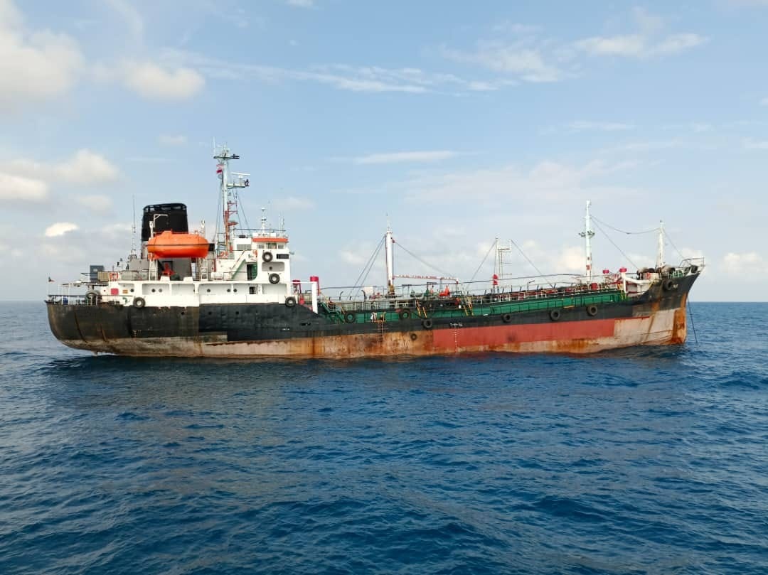 油槽船涉非法停泊遭扣押 船长和与7船员一并被扣助查