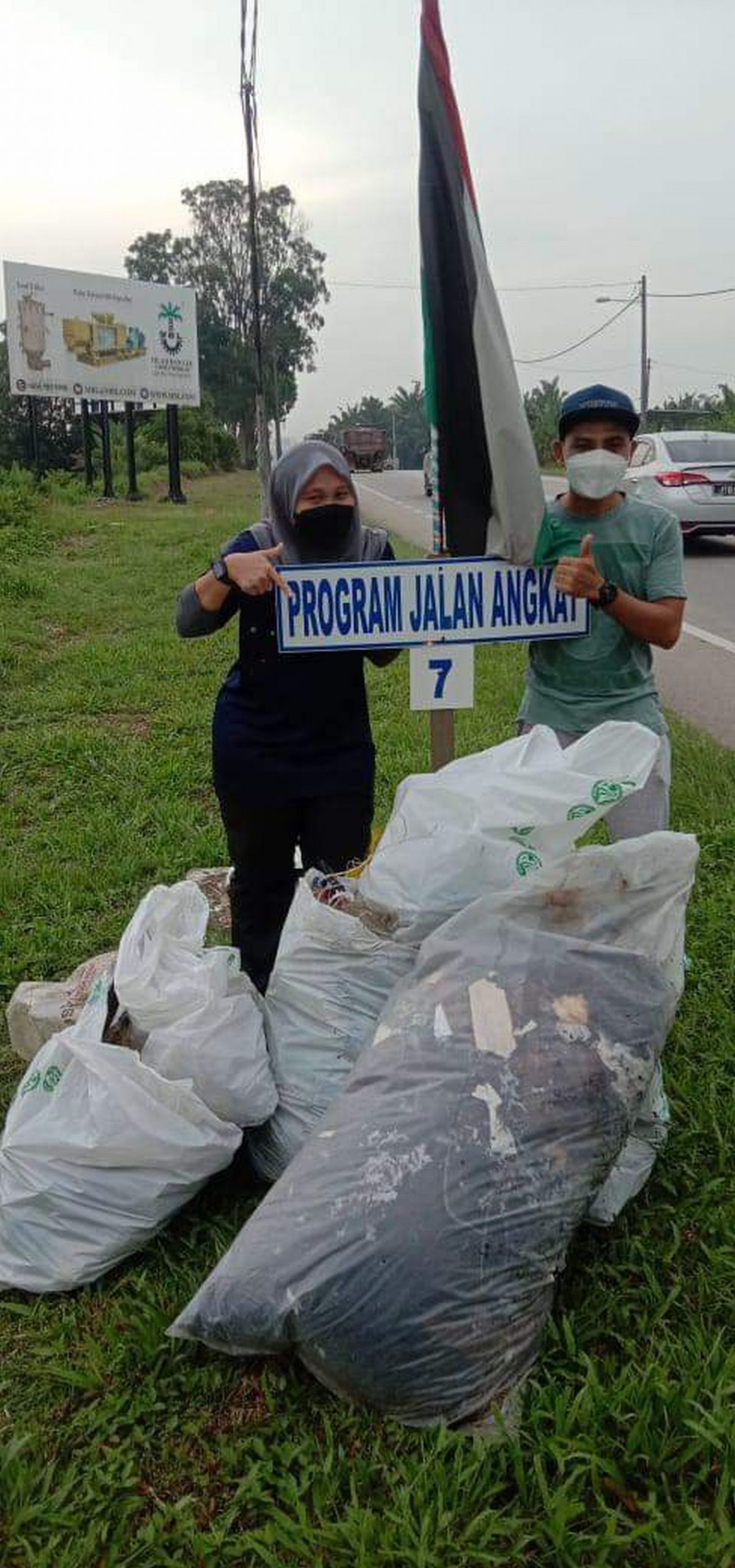 柔：版头之一：配合世界清洁日维护市容，麻坡市议会动员逾百人步行捡垃圾