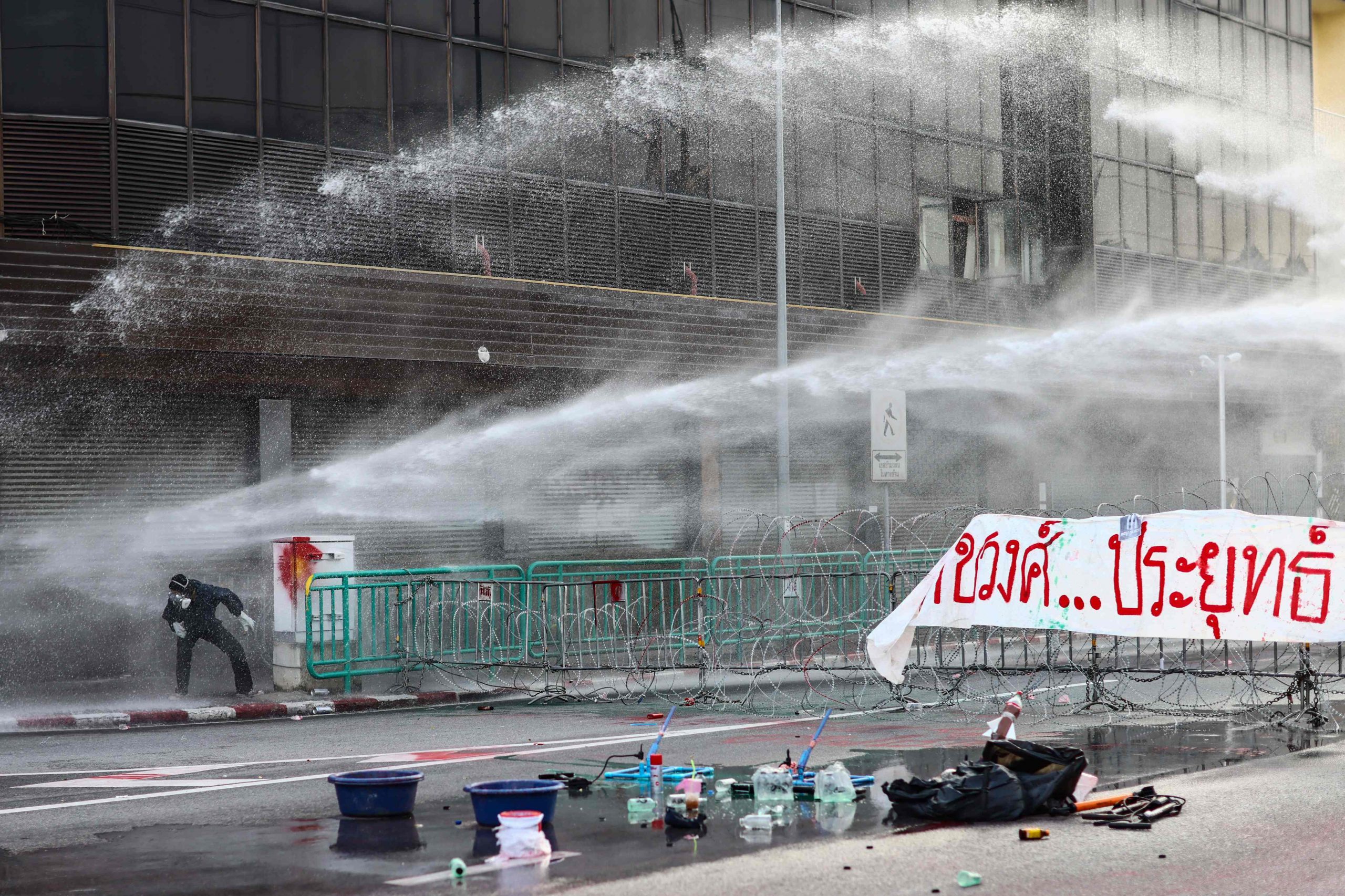 泰国反政府示威瞄准首相府 遭警方水砲车驱离