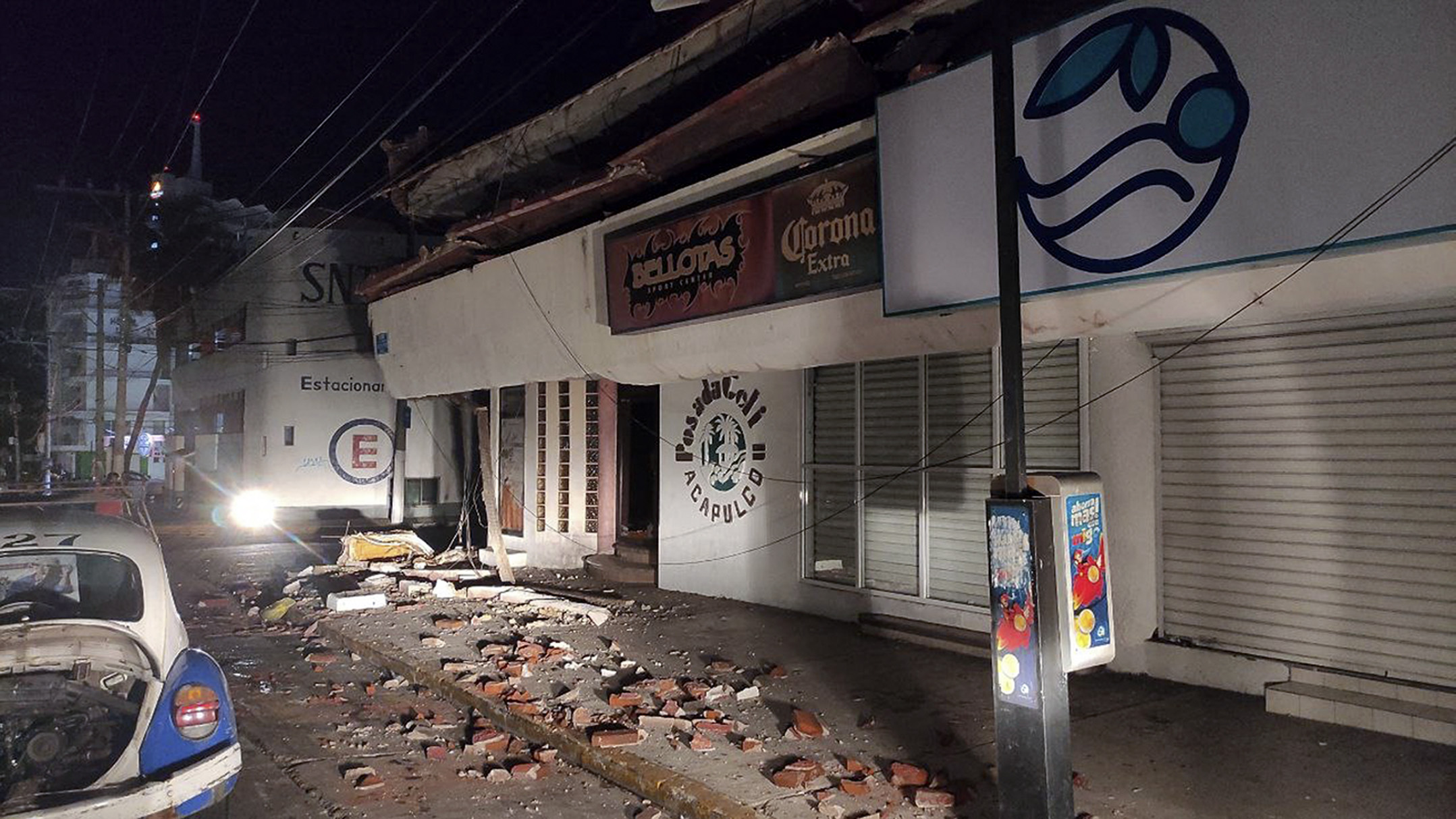 直击墨西哥地震现场 民众雨中等候不敢回家