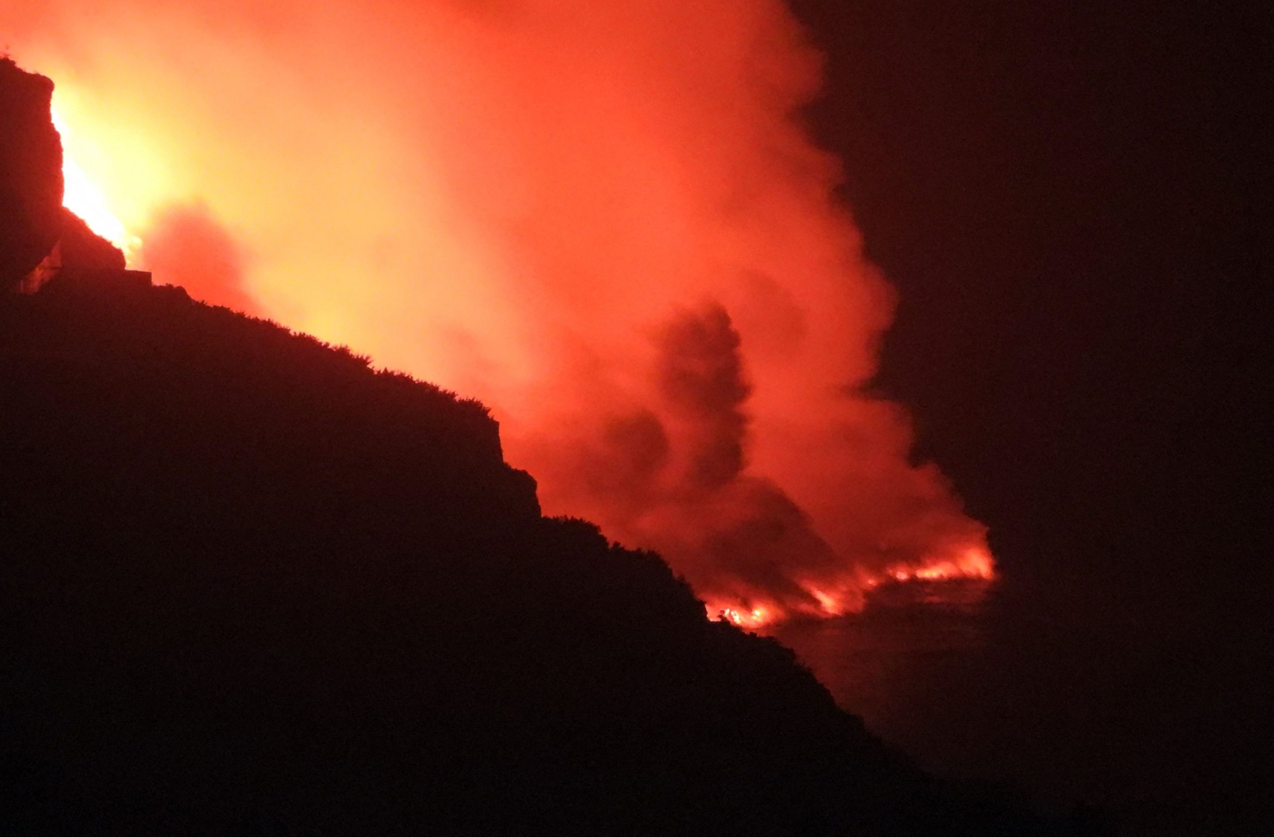 看世界 拉帕尔马岛火山喷发第9日　熔岩开始流入大西洋 释出毒气