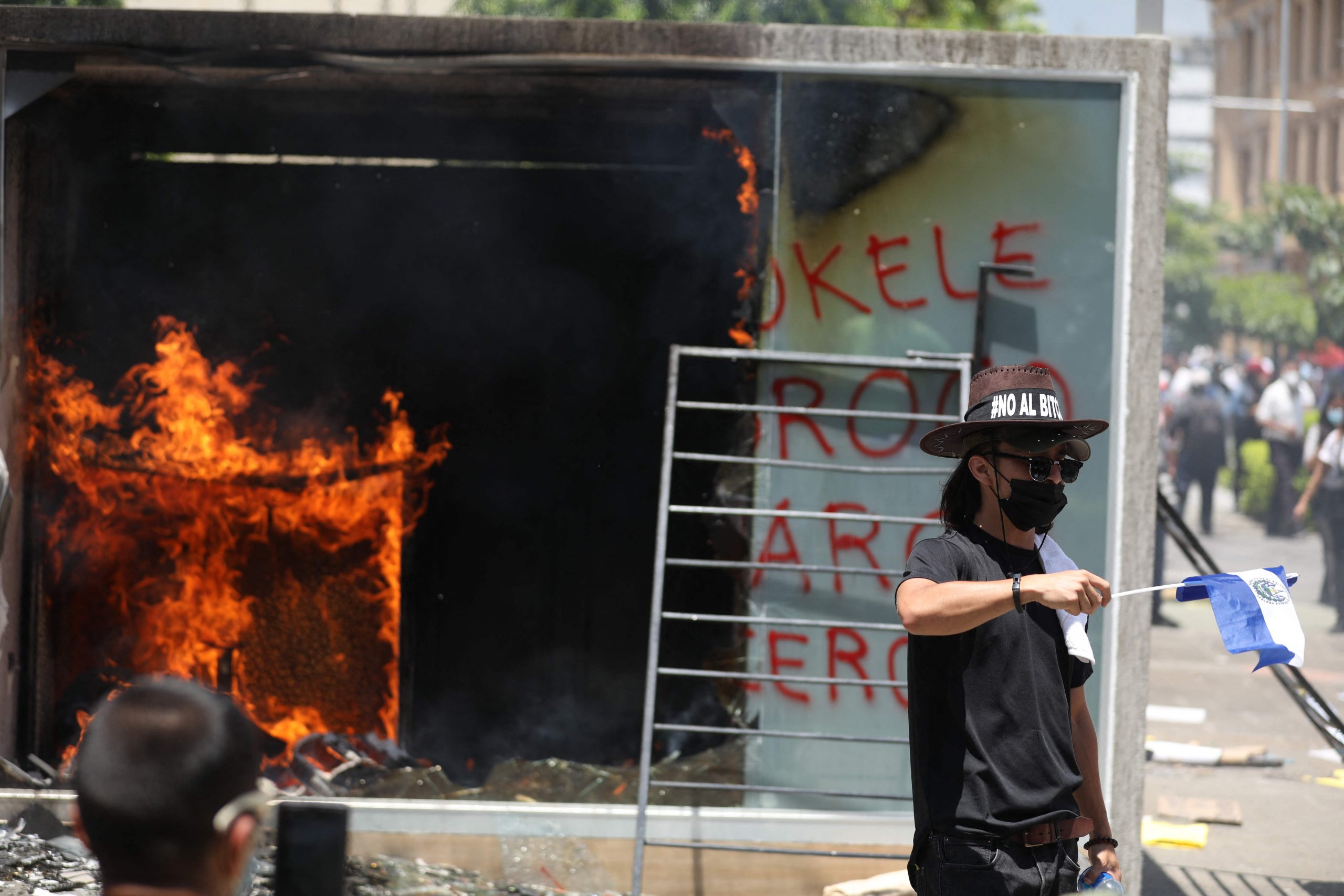 看世界两图）萨尔瓦多抗议者焚烧比特币提款机