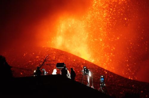 看世界）西班牙加纳利群岛火山喷发 6000人撤离航班取消