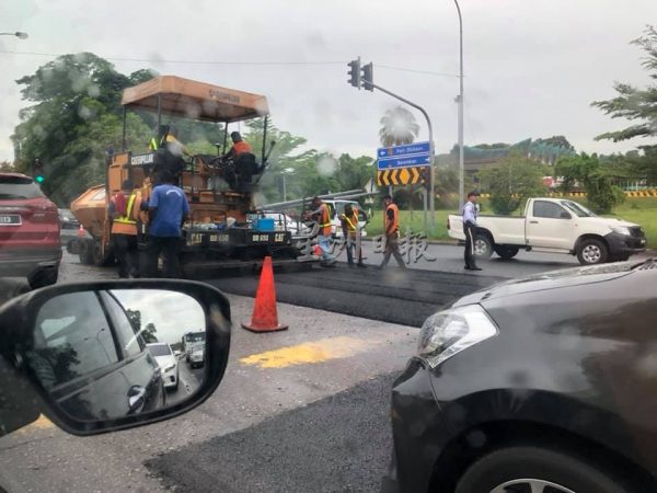 繁忙时段铺路，亚沙路大塞车，驾驶者很不满