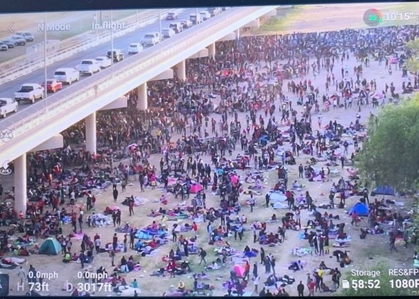 美国／非法移民万人集结得州大桥下 市长宣布紧急状态