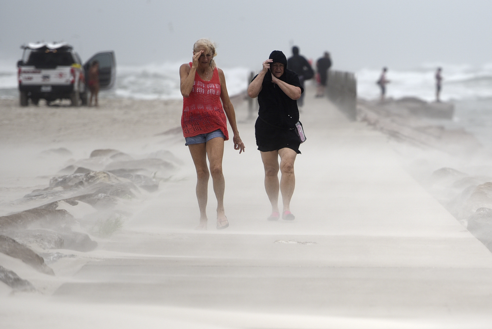 美国／风暴尼古拉斯登陆前可能升级为飓风 休斯顿正在“靶心” 