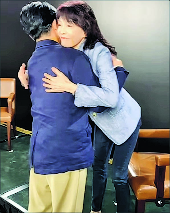 被郑裕玲爆36岁想退休．梁朝伟相隔33年再拍电视剧