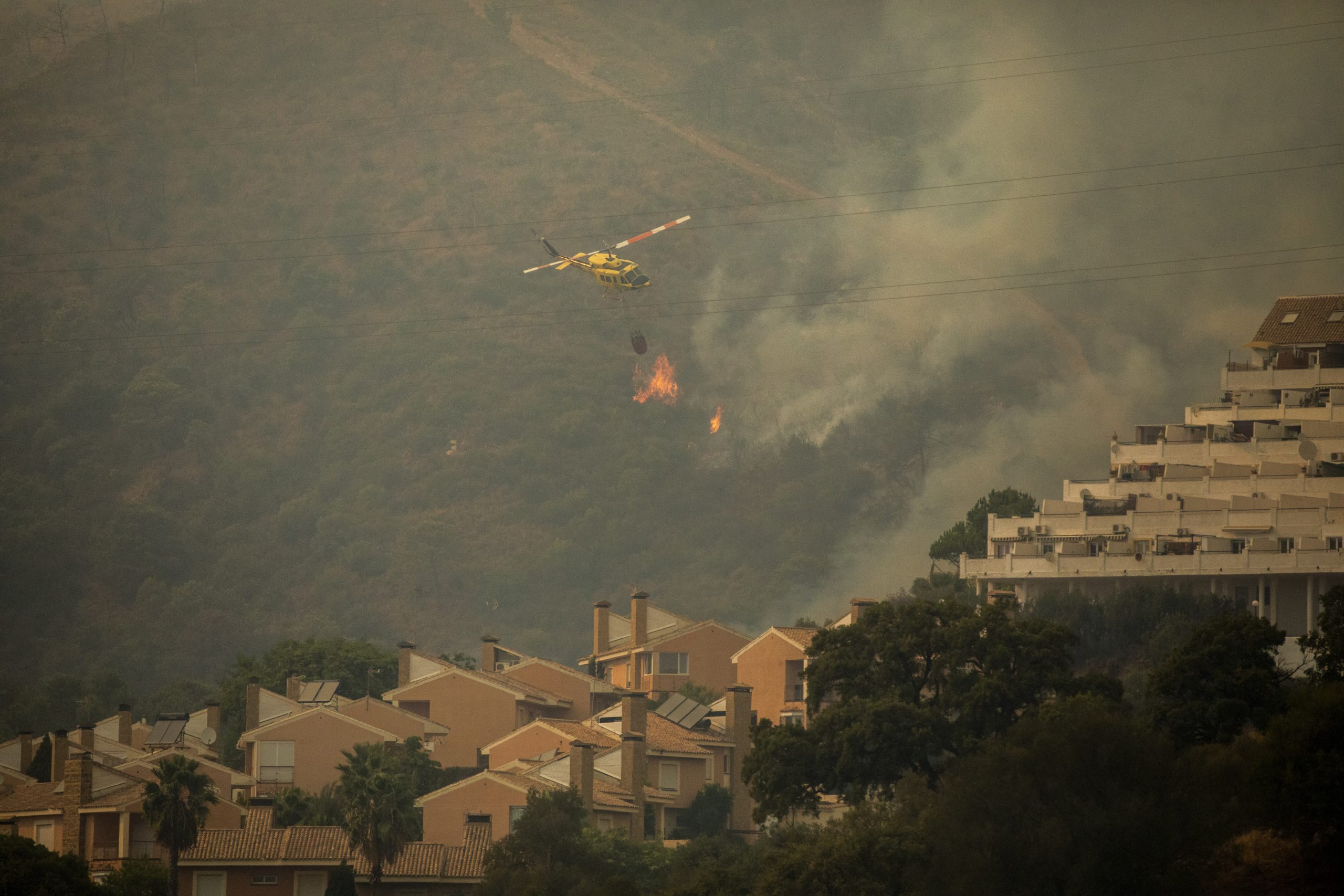 西班牙南部野火致一名消防员死亡 逾900人撤离家园